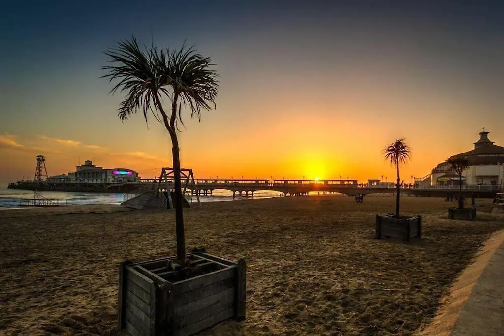 Stylish 2 Bedroom Town Centre Flat Near Beach-1