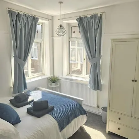 Stylish 2 Bedroom Town Centre Flat Near Beach-3